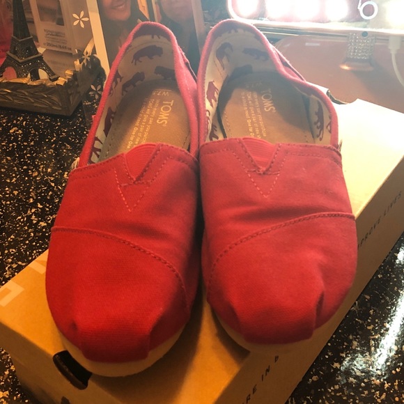 Red Canvas TOMS women 7 1/2 - Picture 2 of 4